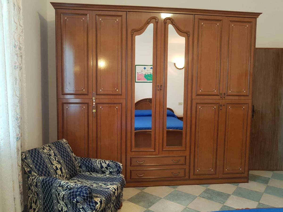 Villetta Su Barrali Орозеи Екстериор снимка