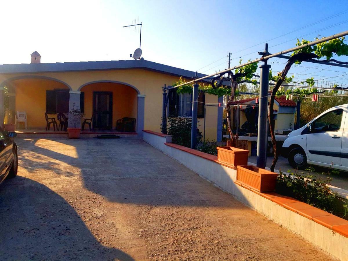 Villetta Su Barrali Орозеи Екстериор снимка
